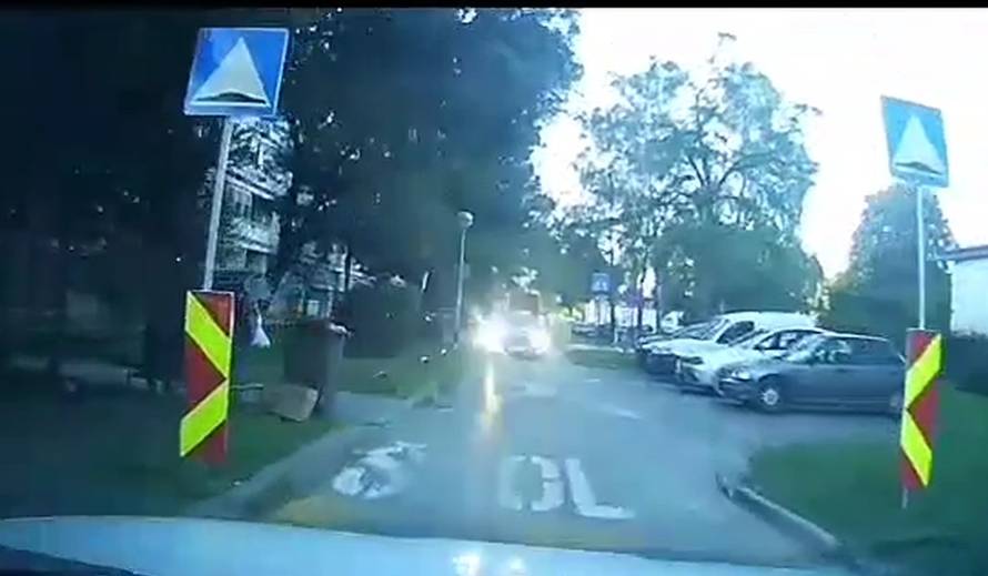 Divljak vozi suprotnim smjerom kod škole u Zagrebu i blica da mu se maknu pa ide preko trave