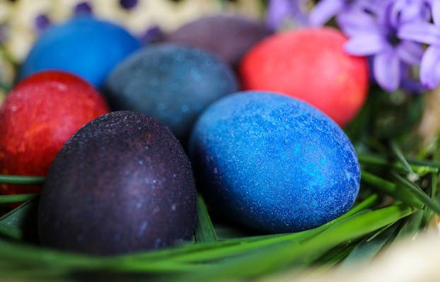 Svjetlucave pisanice kuhane u crnom i bijelom vinu i obojane prirodnim bojama