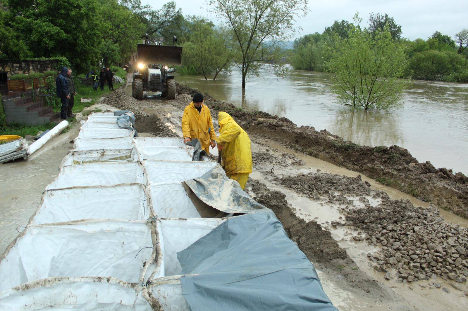 Hrvatska Kostajnica: Radnici Vodoprivrede postavljaju barijere kako bi sprijeÄili prodirnje Une