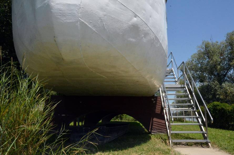 Dalj -  Brod-vikendica usidrena na obali Dunava u Dalju.