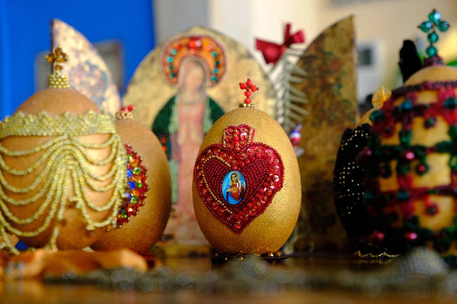 Zagreb: Jadranka Bagladi ukrašava pisanice perlicama