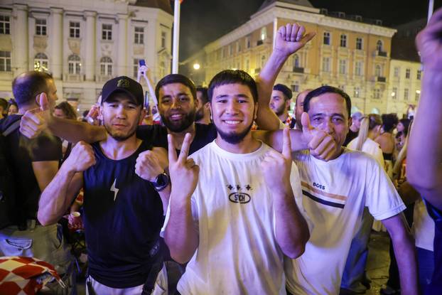 Zagreb: Slavlje navijača na trgu nakon pobjede Hrvatske