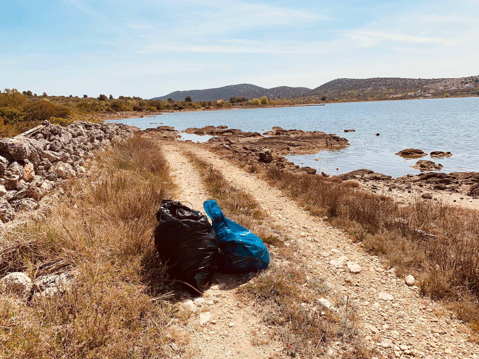 Trčao Pirovačkim zaljevom pa plažu očistio od raznog smeća