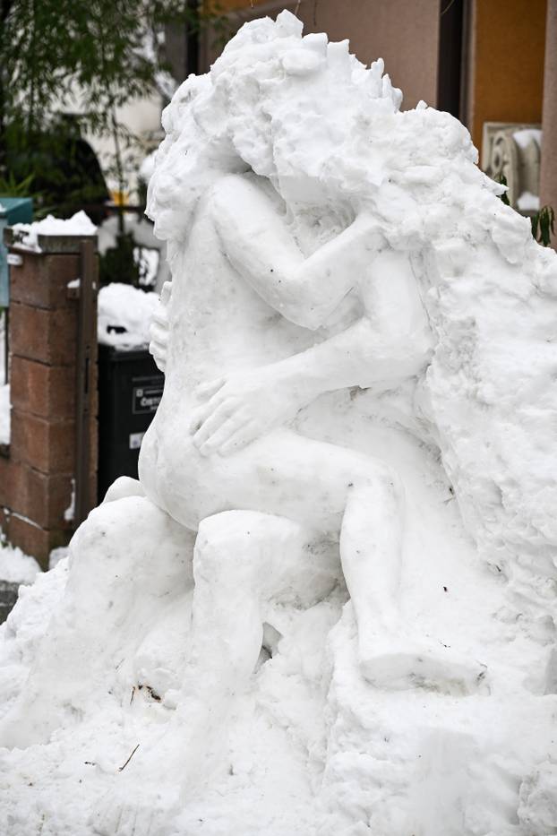 Zagreb:  Erotska skulptura od snijega