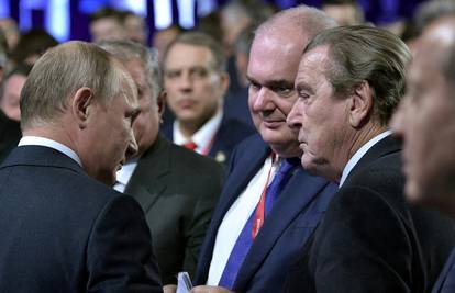 Bivši  kancelar Schroeder satima u Moskvi razgovarao s Putinom