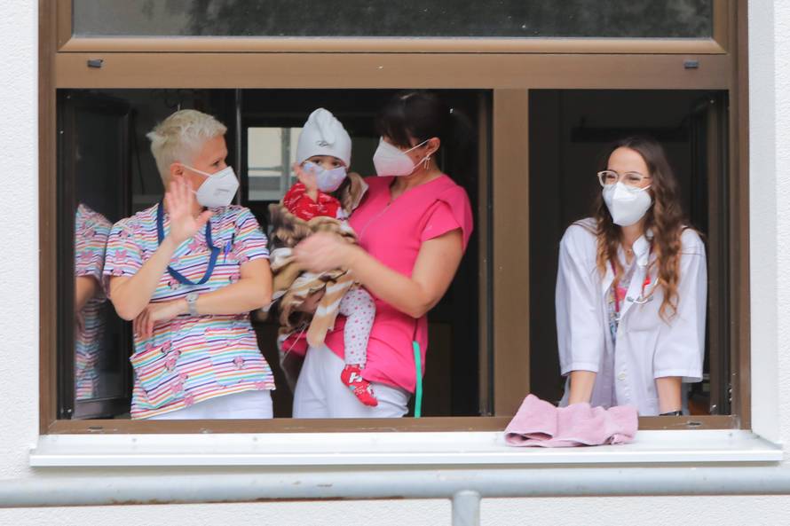 Zagreb: Mladi iz zborova pjevali djeci na KBC-u Zagreb