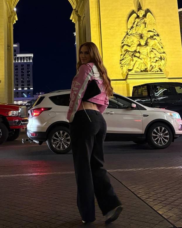 FOTO Ona može sve! Bacala je kuglu pa postala 'kraljca leda', a sjajnom figurom golica maštu