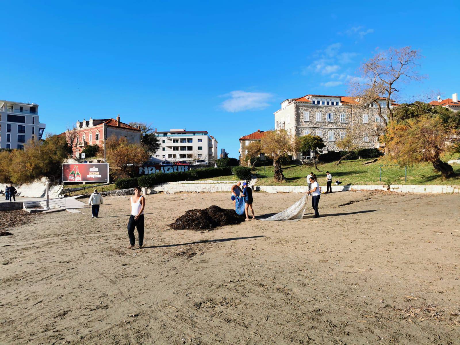 Eko udruga čistila plažu Bačvice, koncesionar prijetio policijom: 'Ne mogu oni tu raditi što hoće'