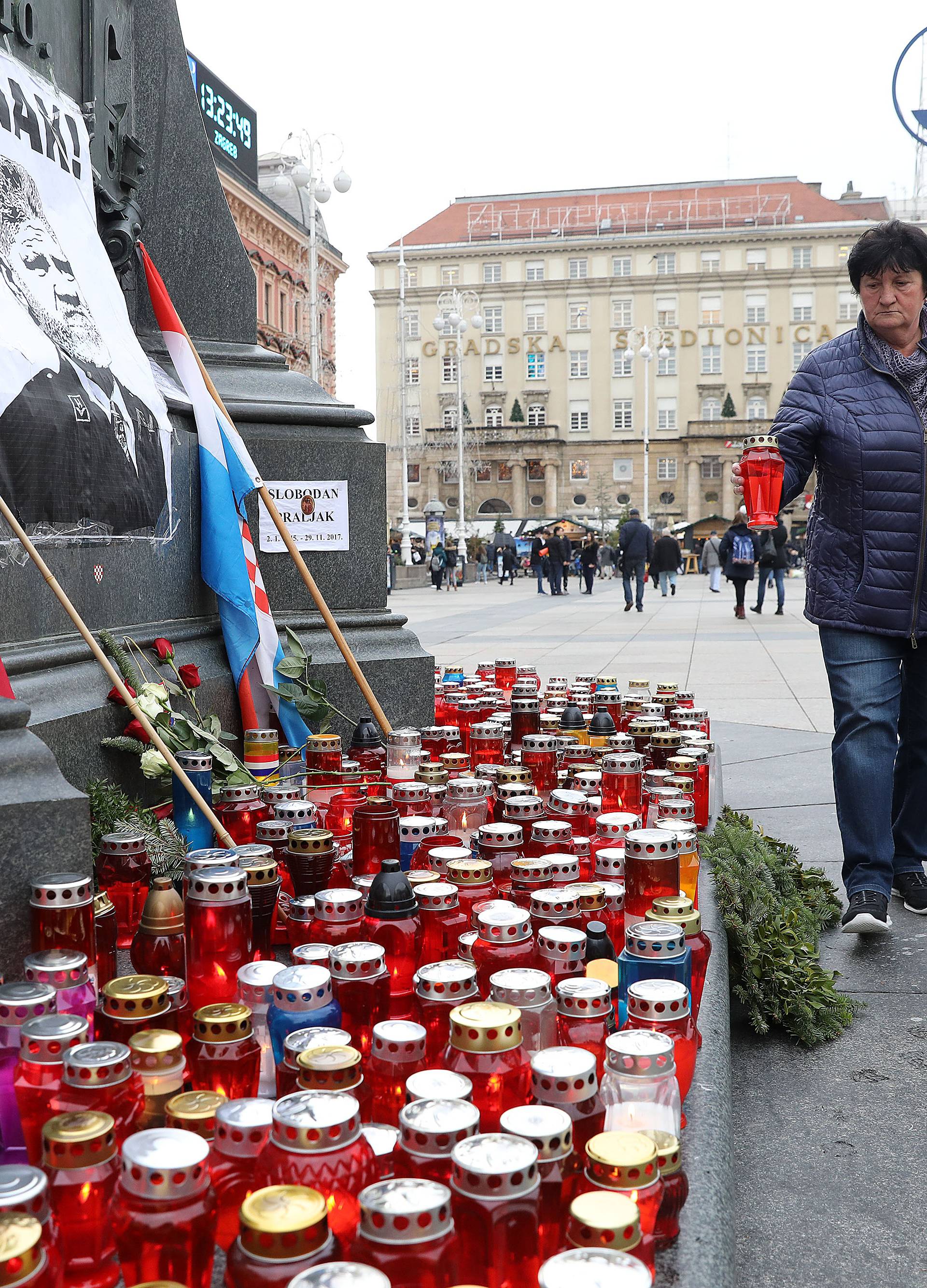 Na Trgu bana Jelačića zapalili svijeće za Slobodana Praljka