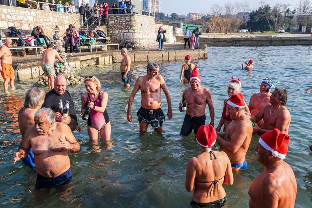 Tradicionalno novogodišnje kupanje uz šampanjac na pulskom Mornaru