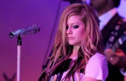 Avril Lavigne: Kad bi mi brat poludio, udarao bi šakom u zid