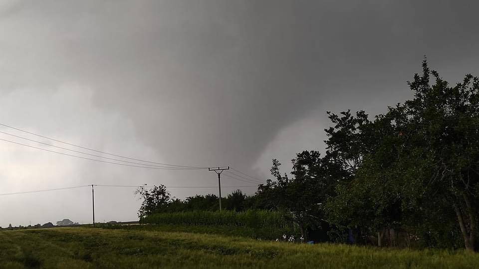 VIDEO Tornado poharao Češku i sravnio sedam sela: Ima mrtvih, ozlijeđeno je više od 200 ljudi