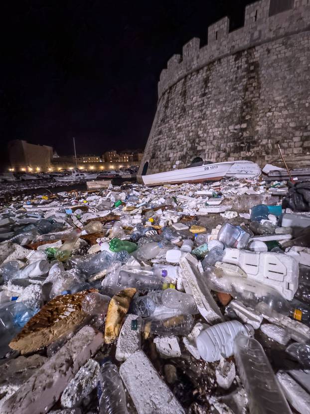 Dubrovnik: Velike količine smeća i plastike nanesene su jakim jugom u staru luku