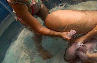 Curica (4) pomogla mami da rodi bracu u bazenu kod kuće