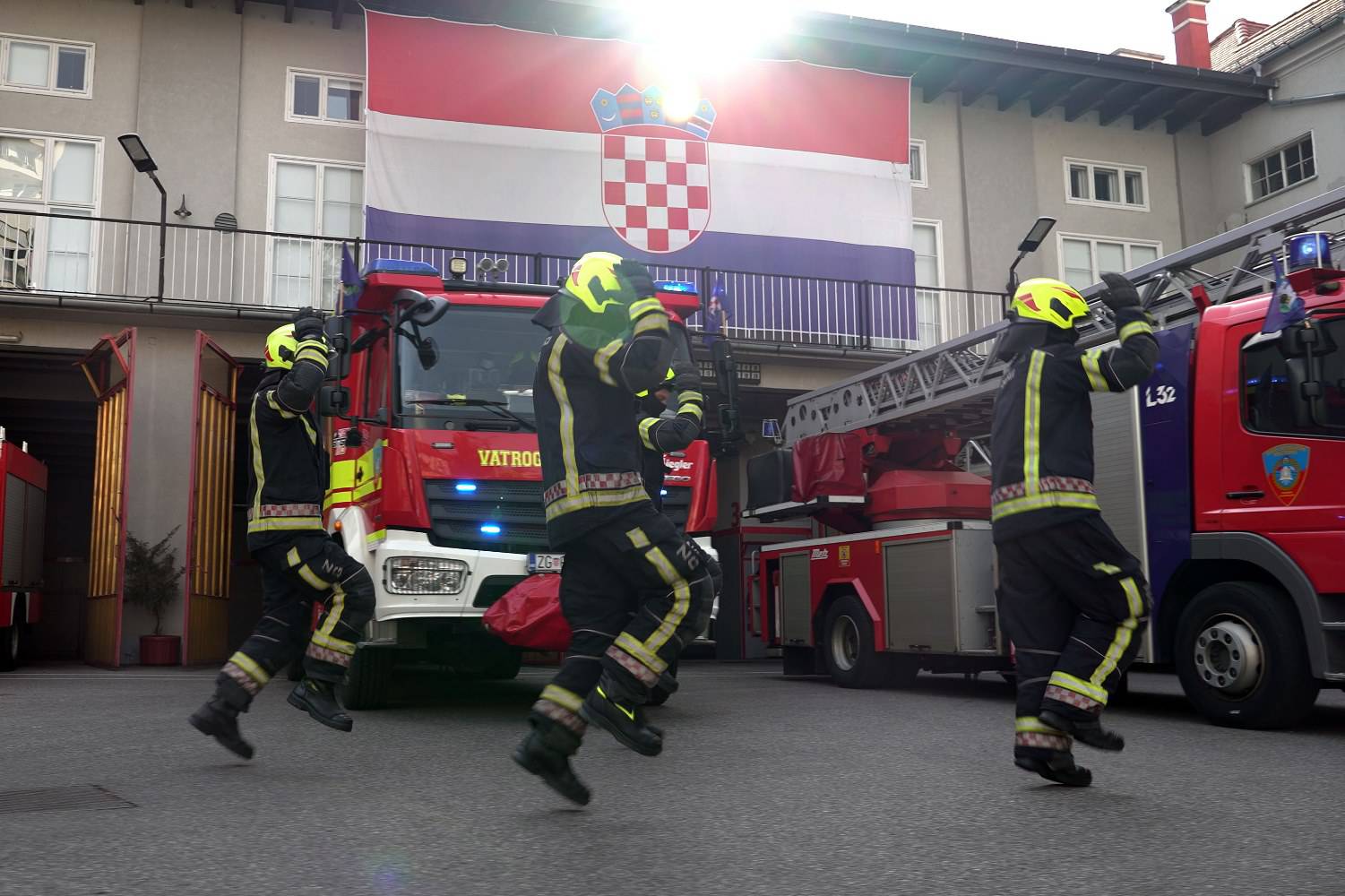 Svi plešu 'Rim Tim Tagi Dim' ples! Baby Lasagnu su podržali vatrogasci, balerine, policajci...