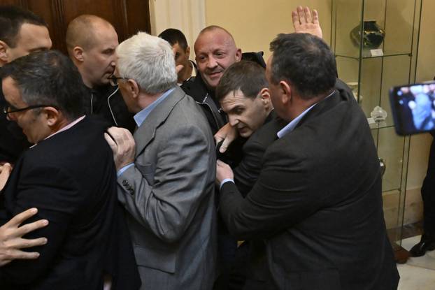 Beograd: Tučnjava u parlamentu, predstavnici opozicije pokušali spriječiti održavanja kolegija