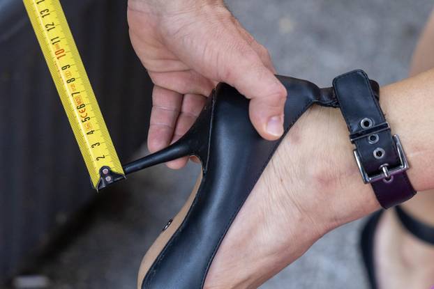 U Puli na Danteovom trgu održana zabavna utrka u štiklama