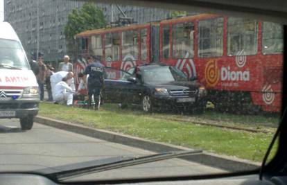 Zagreb: Tramvaj udario u auto, ozlijeđena vozačica