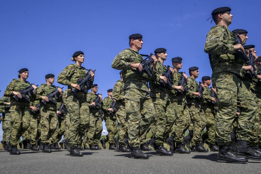 Velika Gorica: Uvježbavanje pješačkih postroja Hrvatske vojske za svečani vojni mimohod