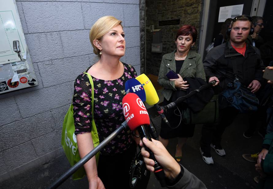 Zagreb: Predsjednica daje izjavu za medije nakon obrane nacrta doktorske teze na FPZg-u