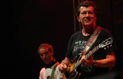 Bajaga je sinoć ipak pjevao u Dugom Selu, nikakvi prosvjedi nisu ga zaustavili i bilo je puno