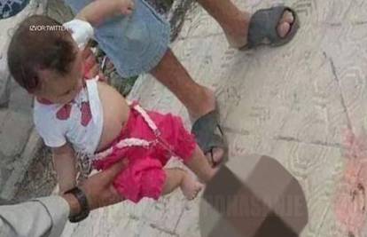 Grozote ISIL-a: Otac potiče bebu da šutne odsječenu glavu
