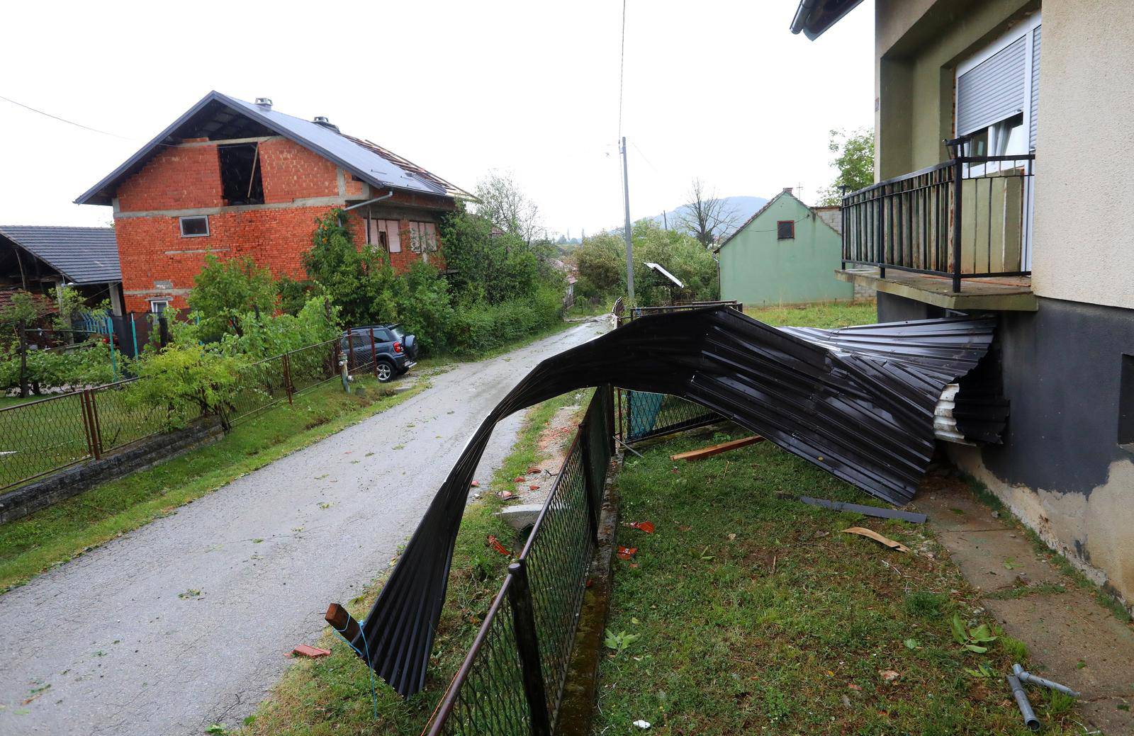 Snažno nevrijeme pra?eno kišom i olujnim vjetrom protutnjalo je Karlovcem i okolicom