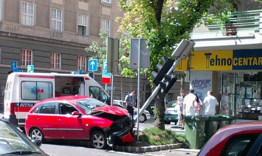 Vozačica Seata zabila se u Peugeot na križanju ulica