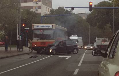 Sudarili su se autobus i auto: Troje putnika lakše ozlijeđeno
