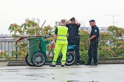 Zagreb: Policijske službenike zanimalo je sve o novm električnom smetlarskom biciklu