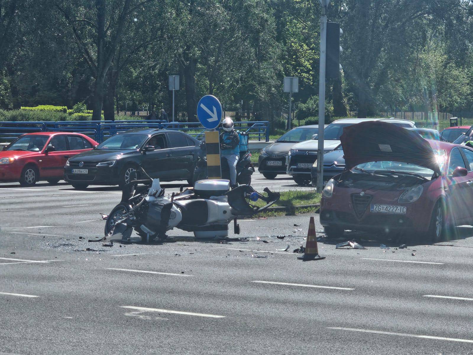 VIDEO Policajac skrivio nesreću u Novom Zagrebu: Prošao kroz crveno i zabio se u automobil