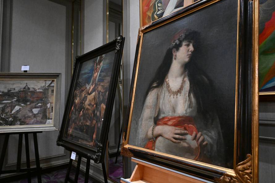 Zagreb: U Hotelu Sheraton izložena su razna umjetnička djela uoči Zimske aukcije aukcijske kuće Artmark Croatia