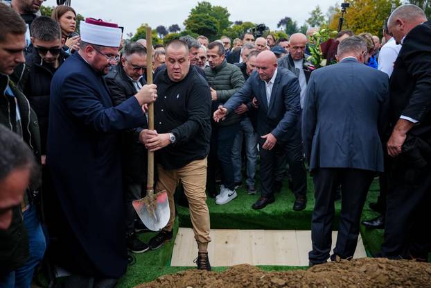 Sarajevo: Posljednji ispraćaj Halida Bešlića na gradskom groblju Bare