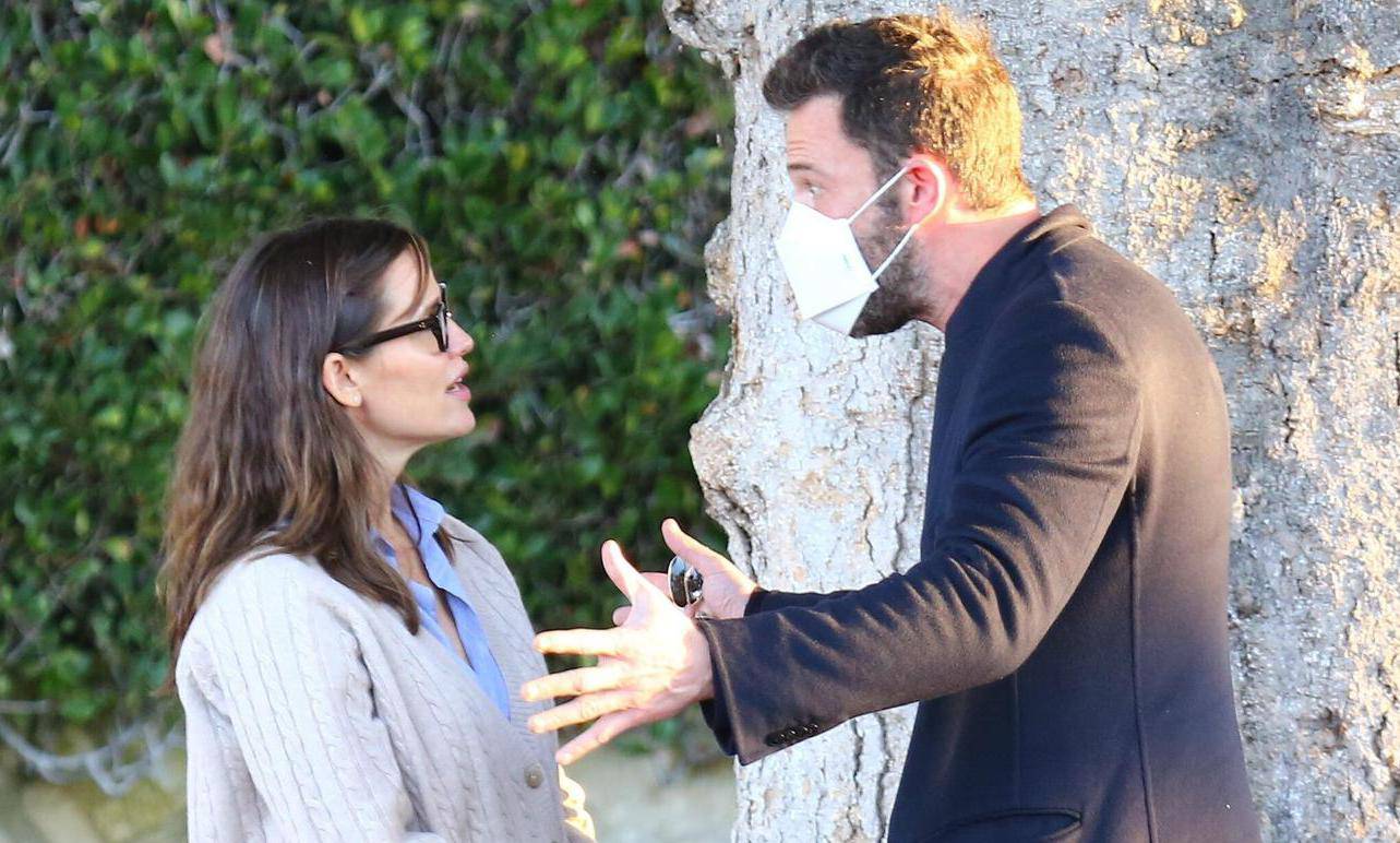 Ben Affleck and Jennifer Garner meet for a parent meeting at their kid's school