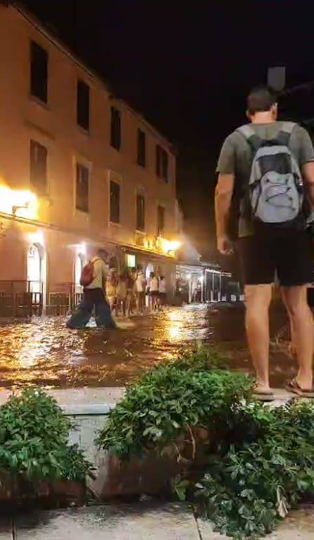 VIDEO Pogledajte oluju u Splitu:  Vjetar čupao stabla, neka pala na aute. Ulice bile  poplavljene!