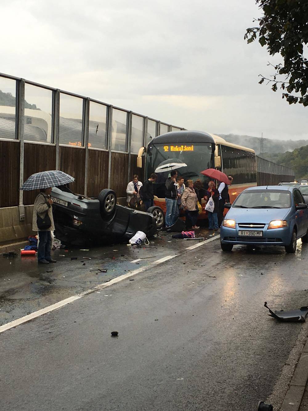 Prevrnuo se na bok i udario u bus: 'Vozaču je krvarila glava'