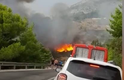 Požar kod Omiša lokaliziralo 57 vatrogasaca,  promet otvoren...