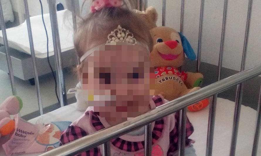 Tonka (3) se rodila s organima izvan tijela, a danas veselo trči
