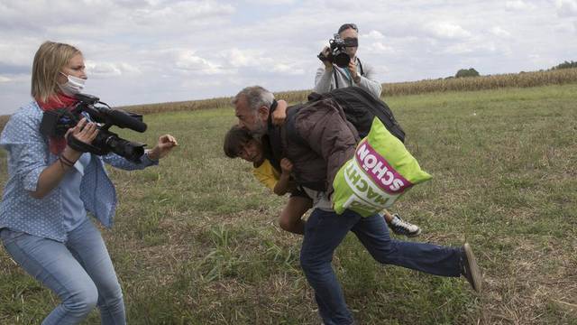 Oslobodili su snimateljicu koja je udarila migranta s djetetom