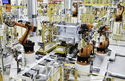 Roboti postaju bitni pomagači radnicima u velikim tvornicama