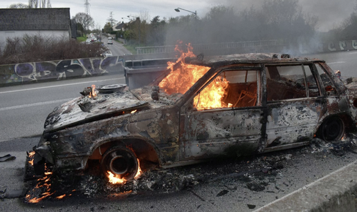 Prosvjednici zapalili auto u Francuskoj: Zablokirali cestu