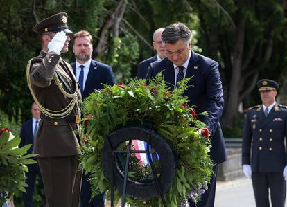 Zagreb: Na Mirogoju položeni vijenci povodom Dana Hrvatske vojske