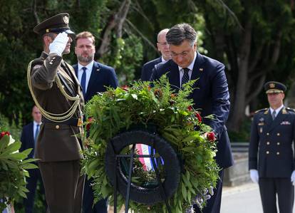 Dan Hrvatske vojske: Plenković i izaslanstva položili su vijence i zapalili svijeće na Mirogoju