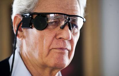 Ima futurističke naočale: Djed prvi put mogao 'vidjeti' unuka