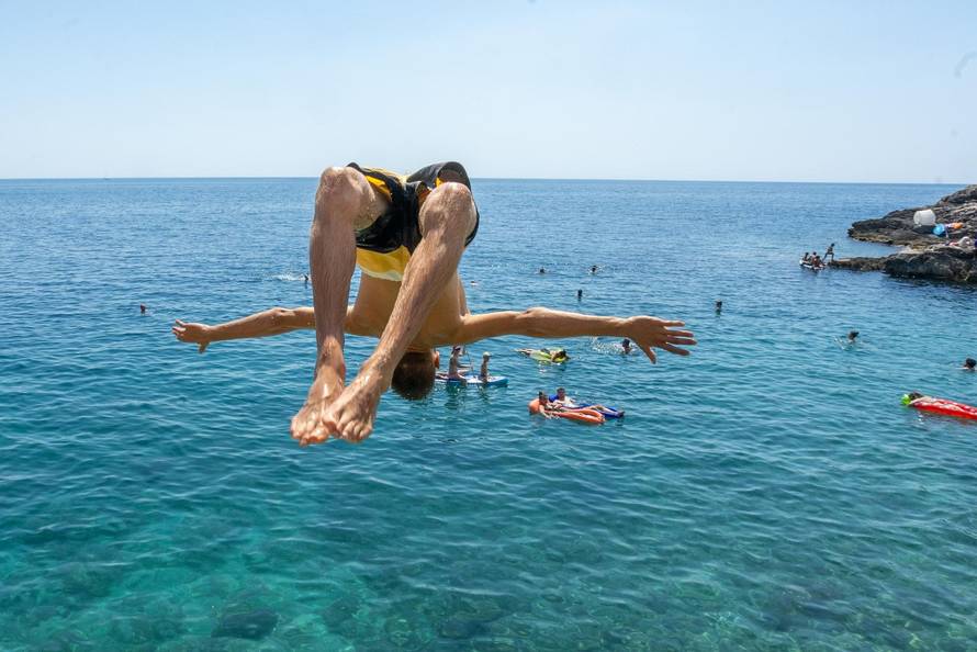 Pula: Havajska plaža na Verudeli raj je za kupače i ljubitelje skokova sa stijena