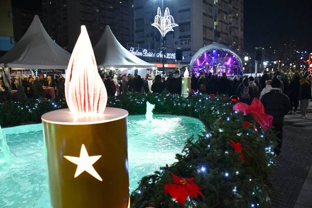 FOTO Blagdanska atmosfera na paljenju druge adventske svijeće u Slavonskom Brodu