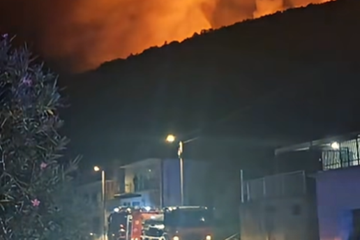 Te&scaron;ka no&cacute; za vatrogasce iz Metkovi&cacute;a i okolice: Vjetar &scaron;iri vatru, ali ku&cacute;e su sigurne