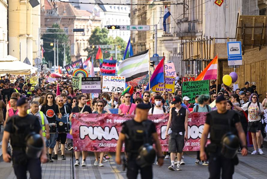 Zagreb: 24. Povorka ponosa LBGTIQ zajednica "Puna usta ponosa" prolazi centrom grada