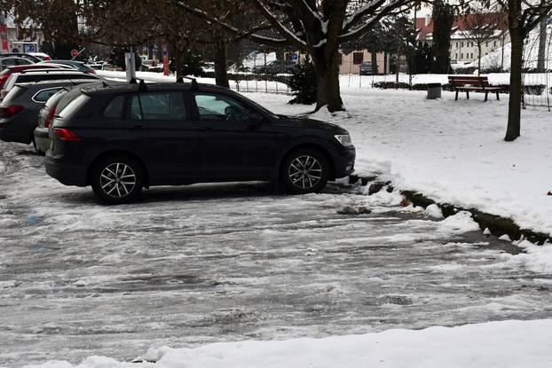 Zaleđene prometnice i javne površine Slavonskog Broda otežavaju kretanje građana