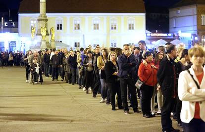 Dugačak red: Svi žele dodirnuti tijelo Sv. Leopolda Mandića